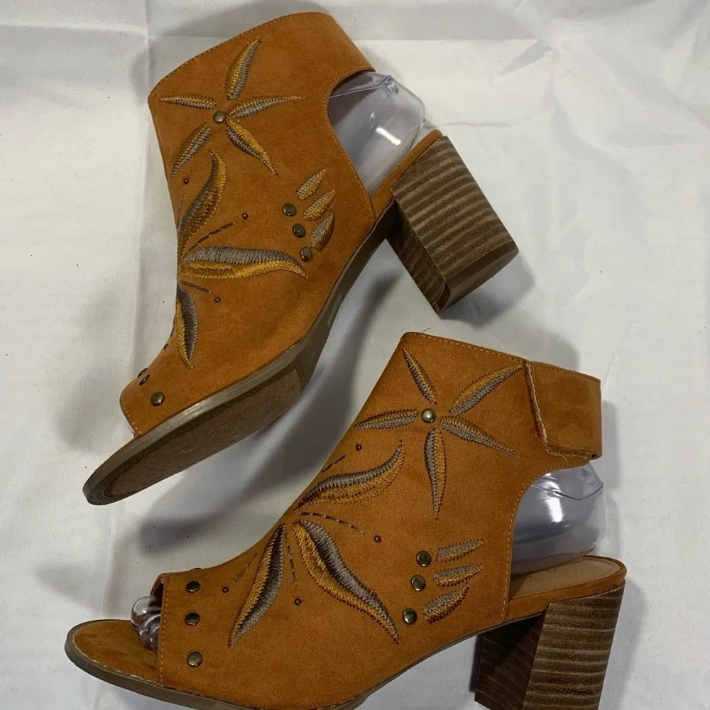 NWOT Sugar “RAINE” Brown Peep Toe Heeled Booties